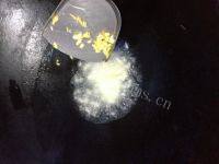简易的菠萝炒饭做法图解4)
