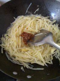 家常菜双椒土豆丝做法图解9)