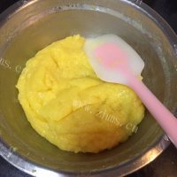 自制瓜子奶黄馅冰皮月饼做法图解17)