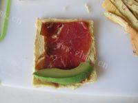 美味的火腿牛油果吐司卷做法图解6)