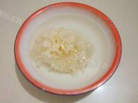 滋润的银耳百合粳米粥的做法图解一