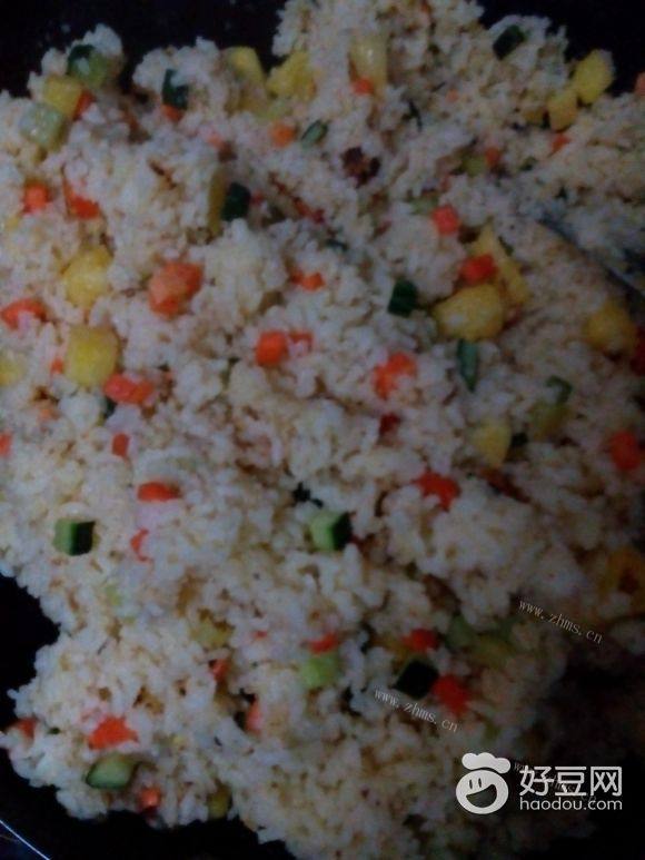 金灿灿的菠萝炒饭