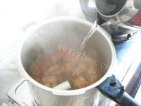 美味的排骨炖土豆干做法图解7)