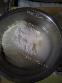 美味的豆沙馅冰皮月饼做法图解2)