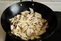 营养丰富的杏鲍菇炒肉片