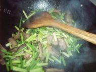 家常蒜苔炒腊肉做法图解4)