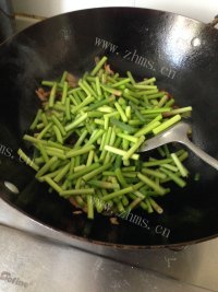 芳香四溢的蒜苔炒肉做法图解9)