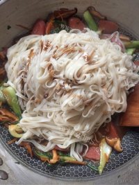 美味的时蔬炒面