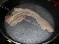 自制蒜苗回锅肉做法图解1)