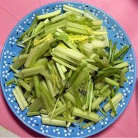 美味芹菜肉丝豆干做法图解1)