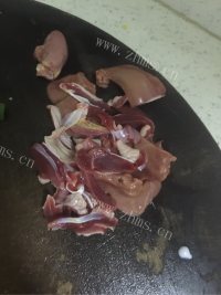 可口的姜爆土鸡做法图解1)