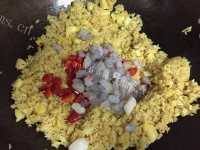 好吃的菠萝海鲜咖喱炒饭做法图解4)