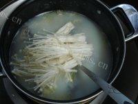 滋补的金针菇鲫鱼汤做法图解9)