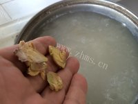 美味的红参根筒骨汤做法图解7)