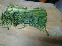 家常菜蒜苔炒肉做法图解1)