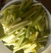 家常菜腊肉炒芹菜做法图解1)