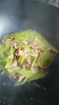 家常菜莴笋炒瘦肉做法图解5)
