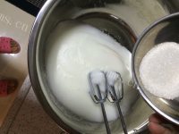 诱人的八寸戚风蛋糕做法图解12)