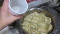 自制鲜肉锅贴做法图解15)