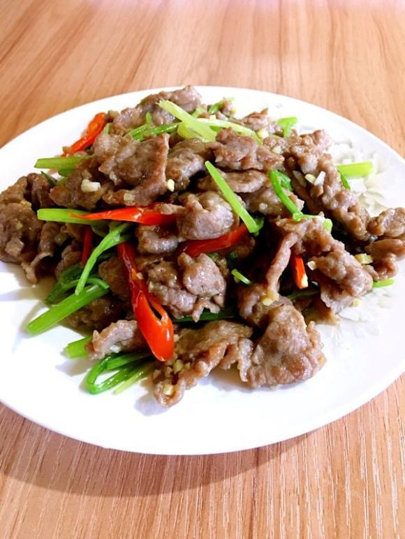色泽鲜亮的芹菜炒牛肉