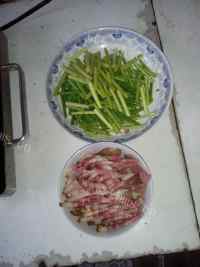 家常菜蒜苔炒腊肉做法图解2)