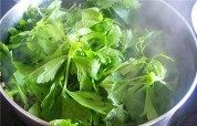 家常菜芹菜炒猪肉做法图解4)