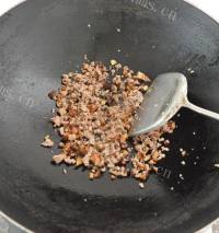 美味的香菇肉酱拌面做法图解6)