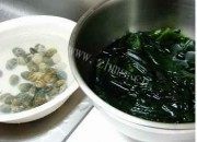 美味的蛤蜊莲藕海带汤做法图解1)