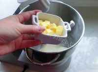 美味全麦蓝莓乳酪欧包做法图解3)