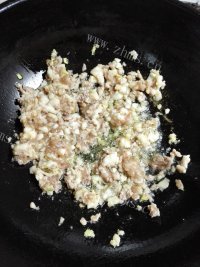 回味无穷的肉末酸豆角粉条做法图解5)