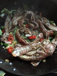 美味的椒盐濑尿虾做法图解8)