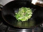 香喷喷的蒜苗炒蛋做法图解4)