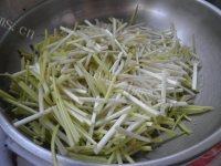 软嫩的蒜黄炒鸡蛋做法图解5)