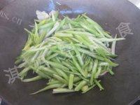 家常菜芹菜炒五花肉做法图解5)