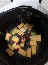 色香味浓的南瓜小米粥做法图解3)