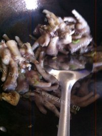 香气浓郁的红烧鸡爪做法图解5)