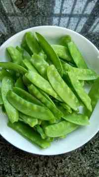 色香味浓的荷兰豆炒肉片做法图解2)