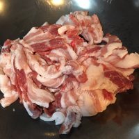 色香味浓的蒜苗炒五花肉做法图解4)
