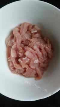 色香味俱全的韭菜炒肉丝做法图解3)