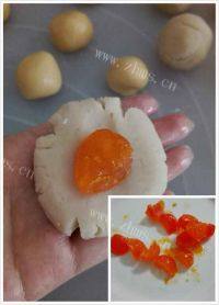 自制广式蛋黄莲蓉月饼做法图解6)