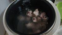 美味的番茄玉米排骨汤做法图解3)