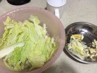 家常菜白菜炒肉丝做法图解1)