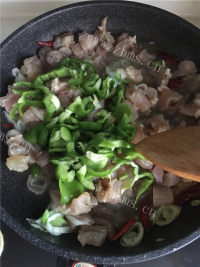 好吃的香辣红烧牛蹄筋做法图解7)
