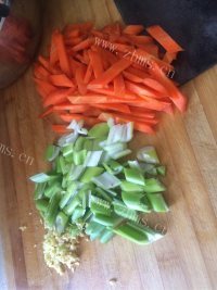 色味俱佳的豆角焖饭做法图解3)