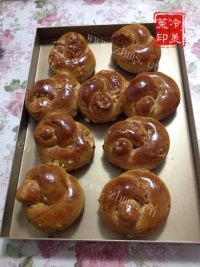 自制红糖红枣核桃面包做法图解29)