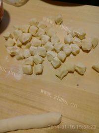 鲜香的韭菜猪肉水饺做法图解3)