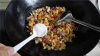 色味俱佳的肉丁杂蔬咖喱饭做法图解6)