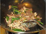 蟹味菇炒牛肉做法图解5)