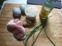 色香味俱全的皮蛋瘦肉粥做法图解1)