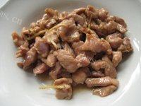 味道鲜美的肉片炒丝瓜做法图解7)